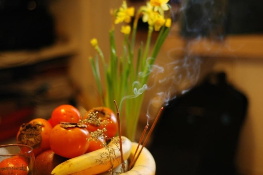 Nhiều gia đình tranh thủ đầu tháng để lau dọn bàn thờ nhưng xê dịch bát hương, chân nhang tùy tiện là điều rất kiêng kỵ, đặc biệt trong ngày mùng 1.