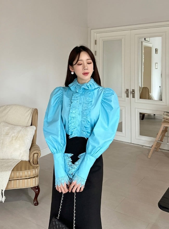 Nếu đã quá quen với những thiết kế sơ mi tối giản, đây chính là lúc bổ sung vào tủ đồ những kiểu áo blouse điệu đà hơn một chút. 