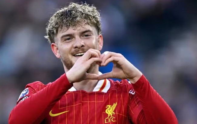 Harvey Elliott trong màu áo Liverpool.