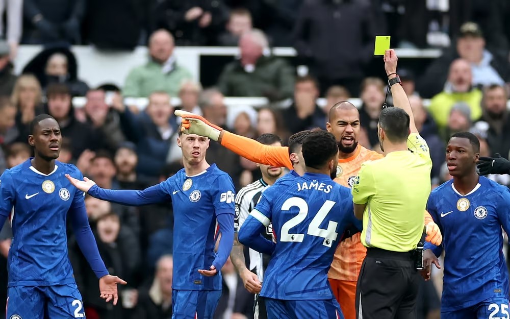 Chelsea đối mặt án phạt từ FA vì nhận nhiều hơn 6 thẻ vàng trong một trận đấu.