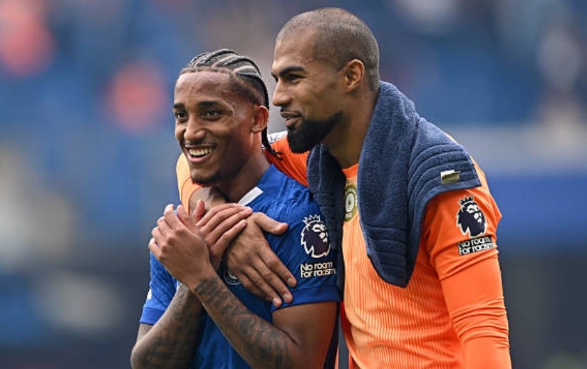 Pedro đã có những trao đổi với Sanchez trong giờ nghỉ.