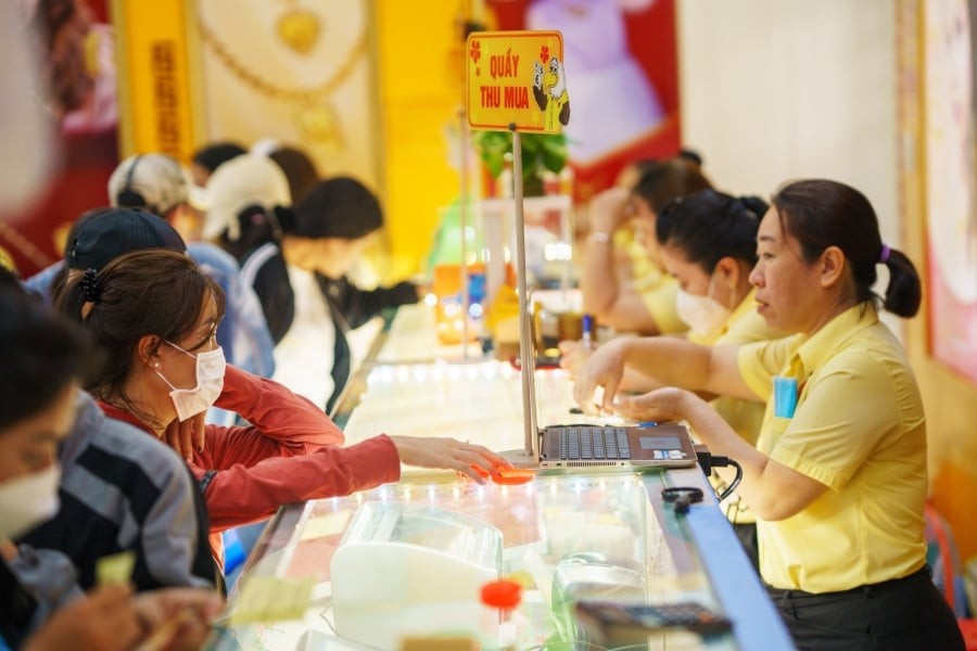 Tại Ngân hàng ACB, giá vàng SJC đầu giờ sáng nay dao động quanh mức 155,6 – 156,6 triệu đồng/lượng (mua vào – bán ra).

