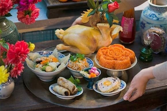 Không ít gia đình giữ nguyên mâm cúng mặn trên bàn thờ từ sáng mùng 1 đến tận chiều hoặc tối.