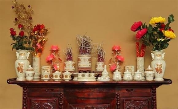 Hoa tươi được đặt lên bàn thờ mang ý nghĩa biểu trưng cho sinh khí, sự thanh khiết và lòng thành kính. 