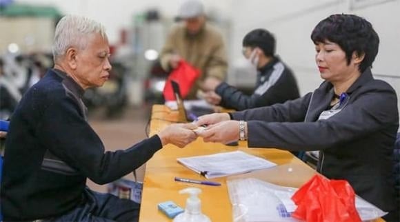 Người từ đủ 75 tuổi trở lên đang hưởng trợ cấp tuất hàng tháng; người từ đủ 70 tuổi đến dưới 75 tuổi thuộc hộ cận nghèo và đang nhận trợ cấp tuất hàng tháng.

