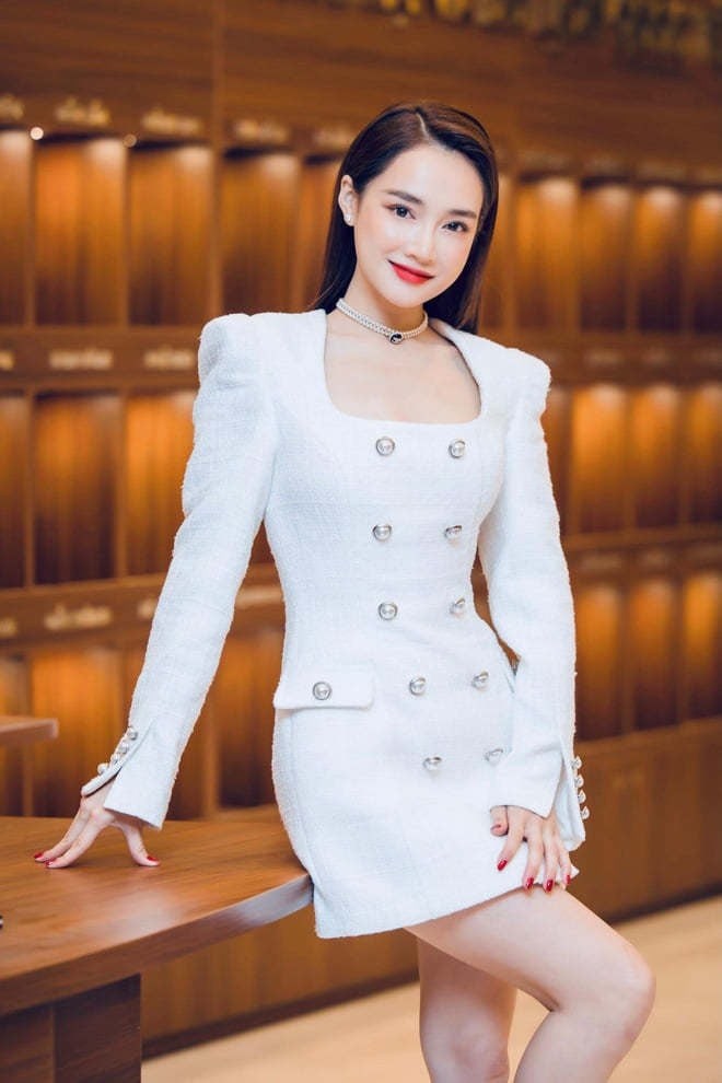 Nhã Phương gây chú ý khi nhanh chóng lấy lại vòng bụng săn chắc sau sinh con thứ hai. 