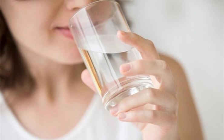 Một số người áp dụng cách uống thật nhiều nước để nhịn ăn, đặc biệt là vào buổi tối, với mục đích giảm cân hoặc “giải độc”. Thói quen này có thể khiến gan thiếu năng lượng để thực hiện chức năng chuyển hóa, đồng thời làm rối loạn hoạt động tiêu hóa.