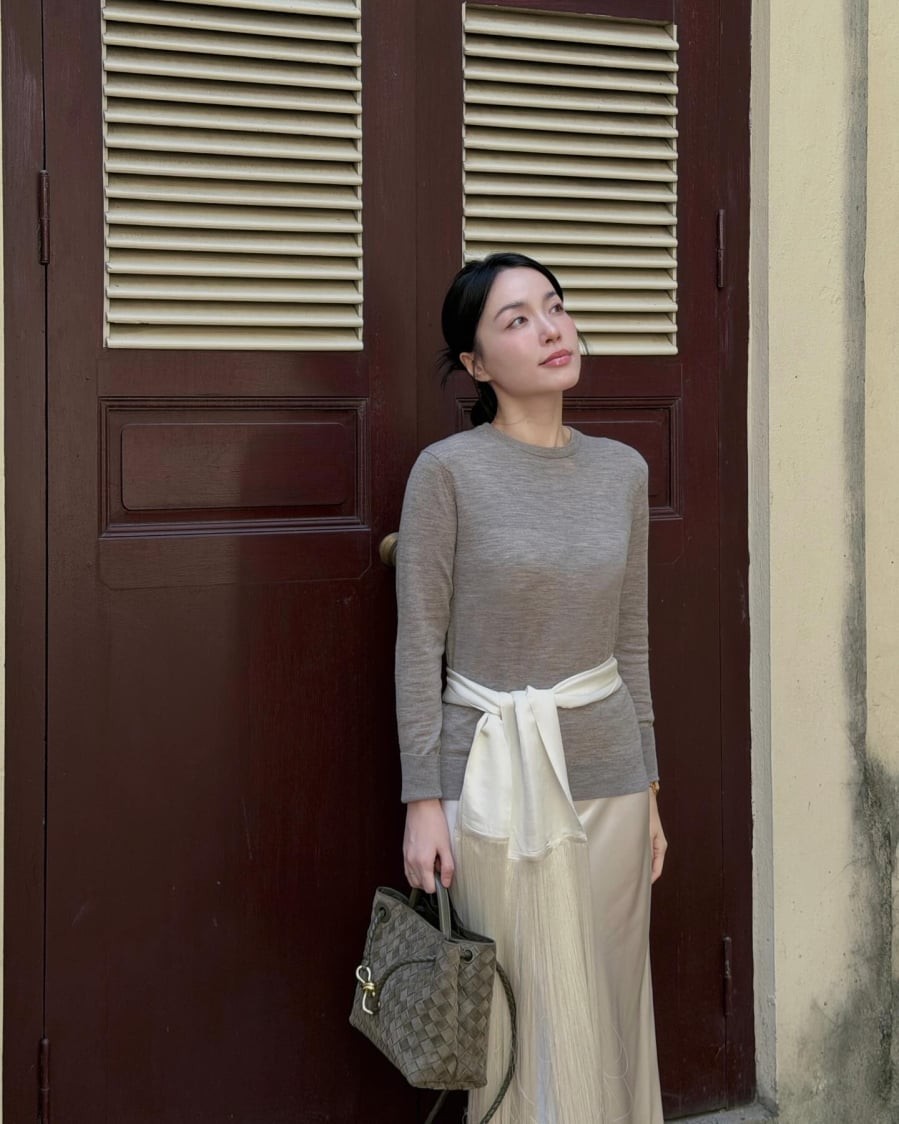 Chỉ một phụ kiện đơn giản đã giúp bộ đồ quen thuộc trở nên duyên dáng và có chiều sâu hơn.