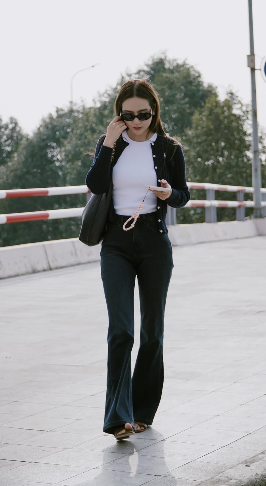 Chỉ cần sơ vin gọn gàng, bộ trang phục liền mang lại cảm giác sang và tôn dáng rõ rệt.