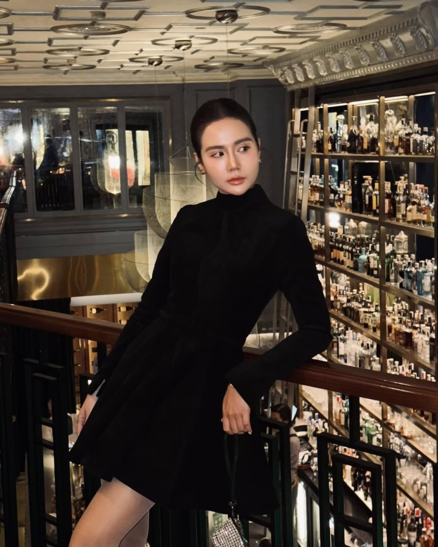 Thiết kế mang đến sự sang trọng pha chút ngọt ngào, nhất là khi kết hợp với kiểu tóc búi gọn và phụ kiện nhỏ xinh.