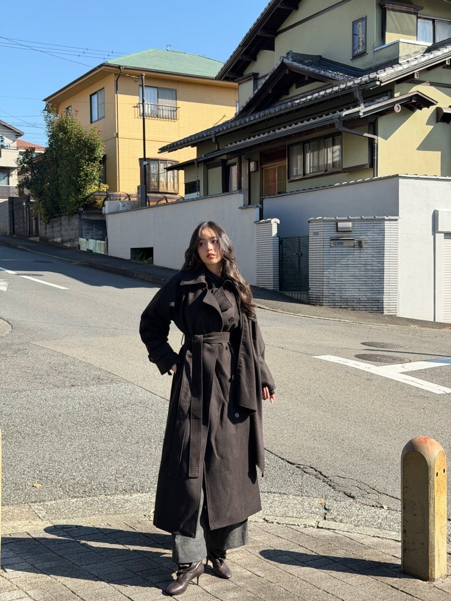 Chi tiết nhấn eo càng khiến bộ trang phục tôn dáng và mạch lạc hơn.