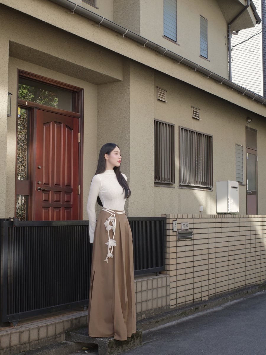 Công thức quen thuộc này trở nên ấn tượng hơn khi dây lưng đính hoa xuất hiện, tạo điểm nhấn tinh tế. 