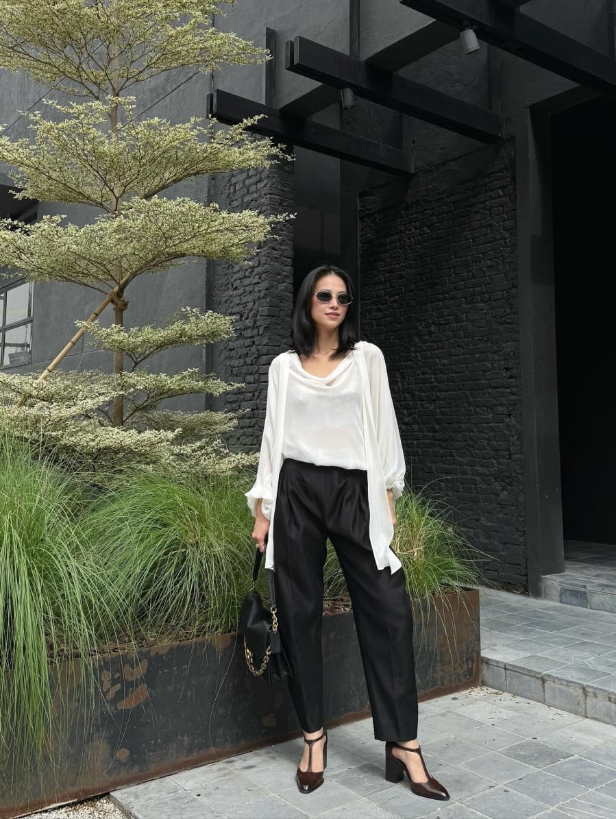 Trang phục trắng đen luôn được xem là biểu tượng của sự tinh giản.