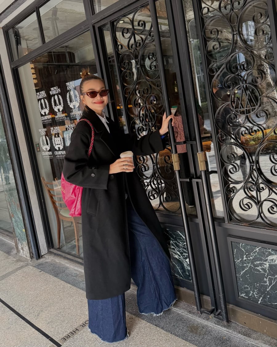 Cách dùng màu sắc khéo léo giúp tổng thể trẻ trung mà không bị lệch tông.