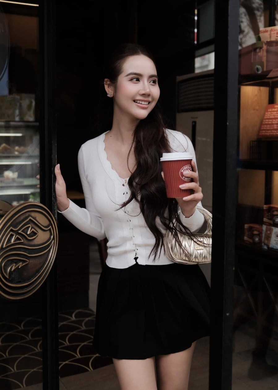 Huyền Lizzie trông vừa nữ tính vừa tươi tắn.