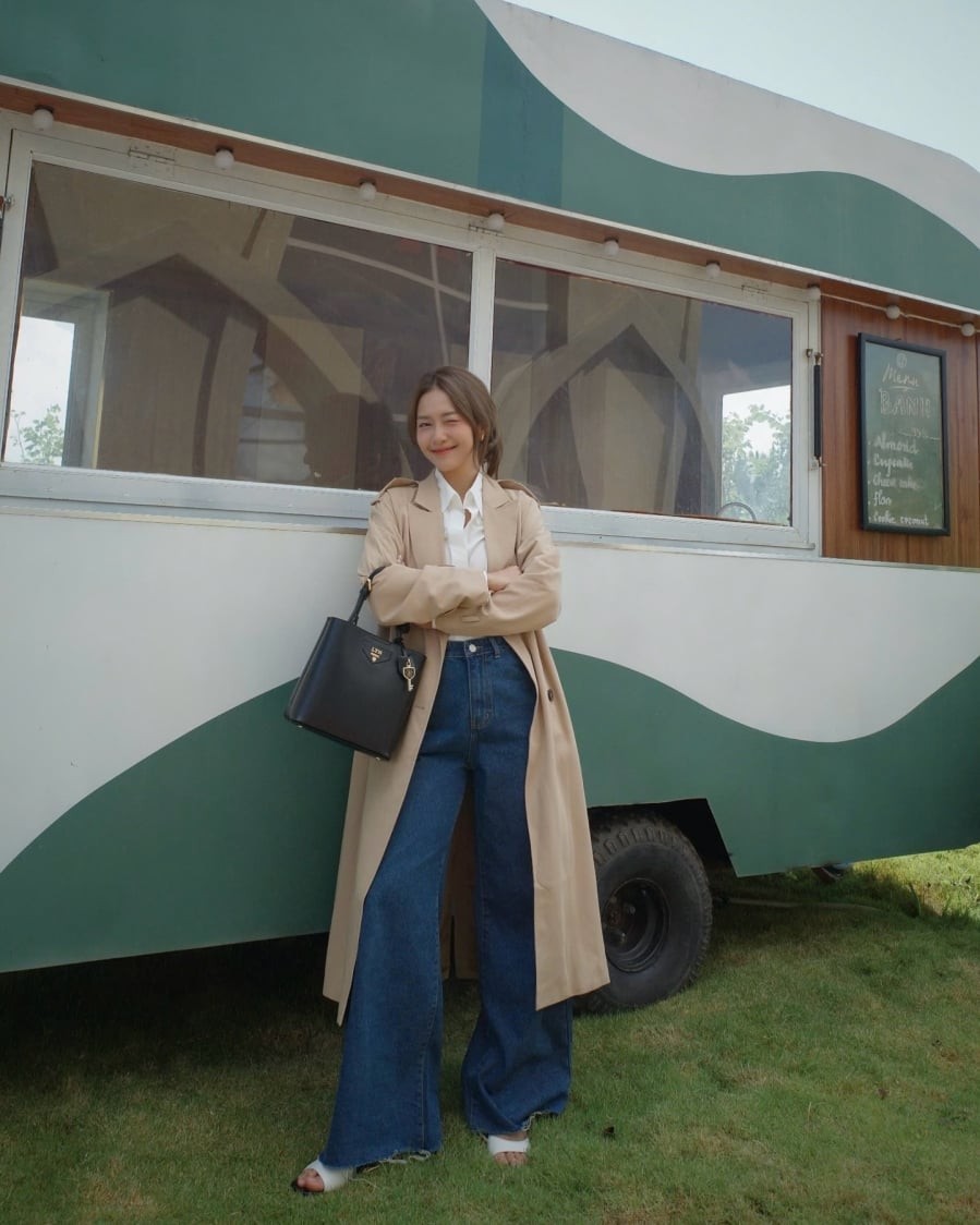 Đôi sandal cao gót giúp tổng thể thoáng hơn, đồng thời tăng nét hiện đại và thanh thoát.