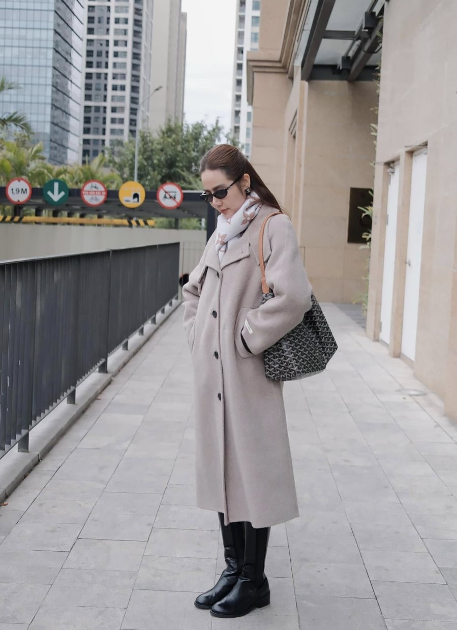 Sự phối hợp tinh tế này giúp vẻ ngoài của cô nổi bật mà không cần dùng đến quá nhiều màu sắc.