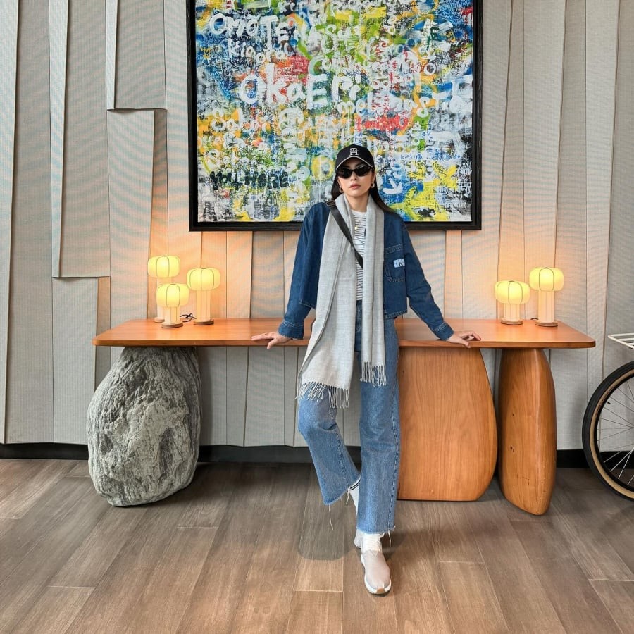 Khăn quàng và mũ lưỡi trai giúp outfit năng động hơn nhưng vẫn đảm bảo sự hài hòa.