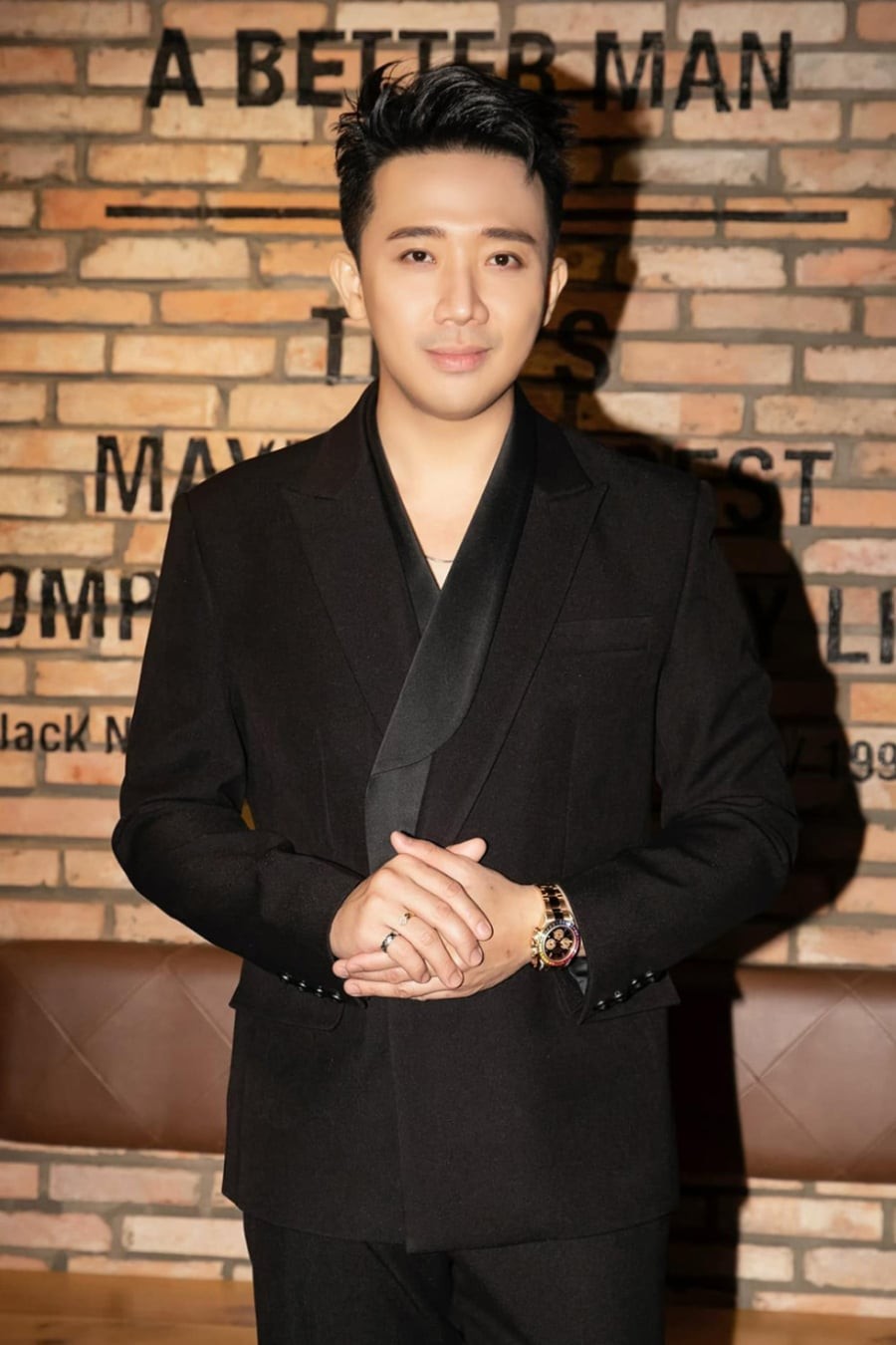 Trấn Thành hiện đang là MC truyền hình nức tiếng với lối dẫn lôi cuốn