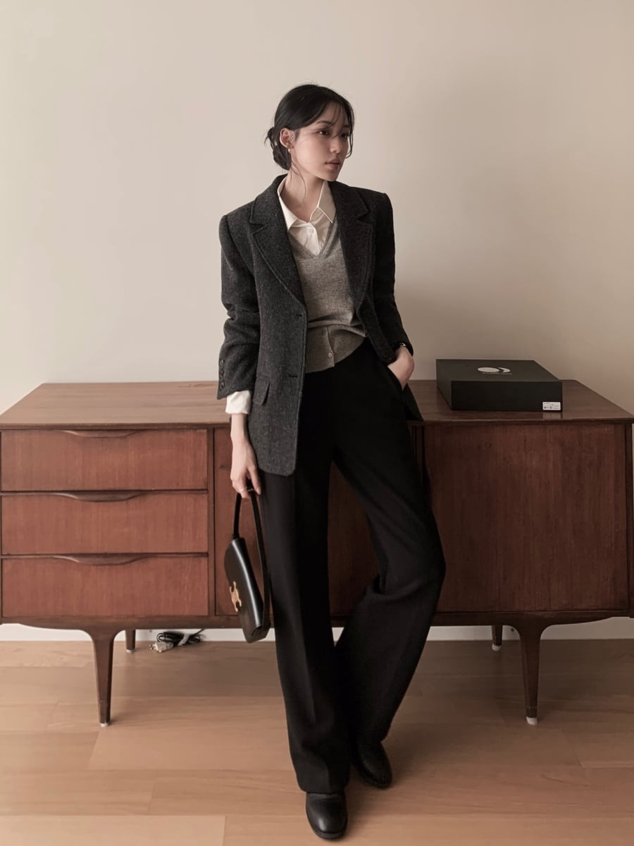 Bước sang năm 2026, thiết kế quần đen tiếp tục được làm mới với các chi tiết tinh tế như cạp cao tôn dáng