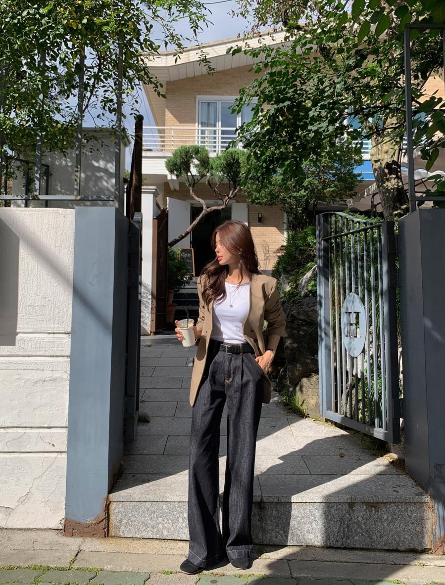 Trong khi jean sáng màu mang hơi thở đường phố, denim sẫm trở thành phiên bản tinh tế hơn và phù hợp với môi trường công sở.