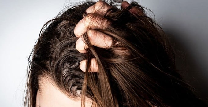 Nhiều người vẫn duy trì thói quen chỉ gội đầu một lần trong mỗi lần làm sạch tóc vì cho rằng như vậy đã đủ.