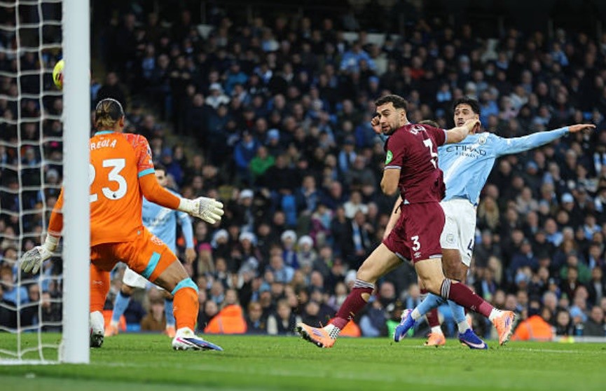 Tijjani Reijnders ghi bàn sau đường kiến tạo của Haaland.