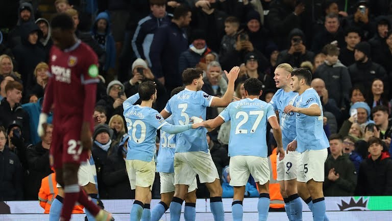 Man City tạm vươn lên ngôi đầu.