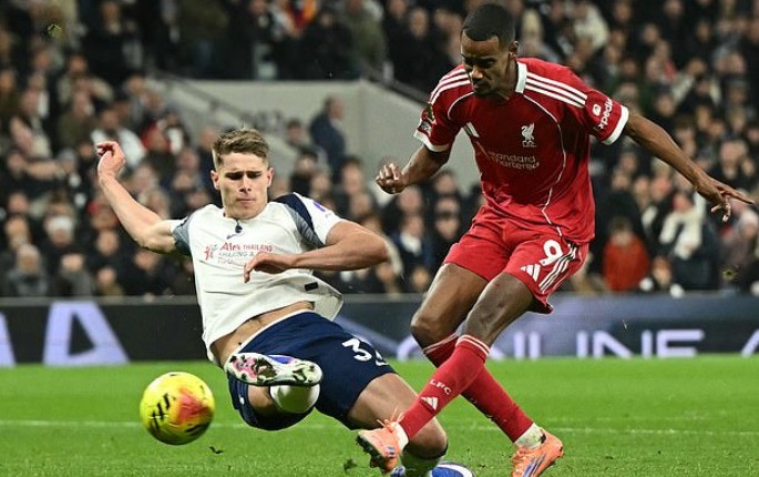 Isak ghi bàn khai thông thế bế tắc cho Liverpool.