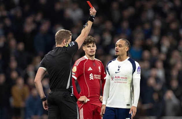 Tottenham sớm mất người vì tấm thẻ đỏ của Simons.