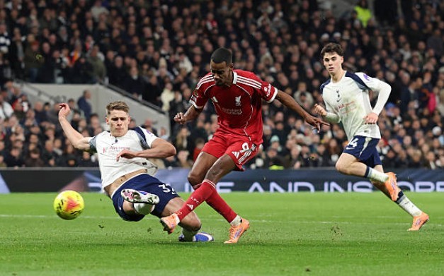 Wirtz kiến tạo cho Isak ghi bàn.