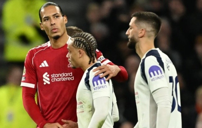 Van Dijk động viên Simons.