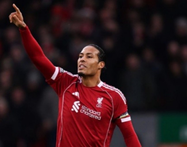 Virgil van Dijk - 7.3 điểm. Điểm nhấn lớn nhất là tình huống bị phạm lỗi dẫn đến thẻ đỏ cho Simons. Van Dijk phòng ngự chắc chắn, ngoại trừ tình huống xử lý chưa tốt ở pha bóng dẫn đến bàn thua.