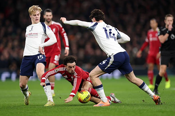 Curtis Jones - 6.8 điểm. Jones giữ nhịp lối chơi tuyến giữa, chịu khó di chuyển hỗ trợ hai biên. Có vài pha xử lý sáng nước nhưng thiếu đột biến.