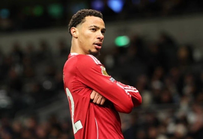 Hugo Ekitike - 7.8 điểm. Tiếp tục phong độ cao với bàn thắng nâng tỷ số lên 2-0. Chân sút người Pháp có khả năng không chiến mạnh mẽ, di chuyển thông minh trong vòng cấm.