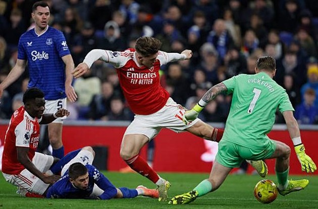 Everton gây ra nhiều khó khăn cho Arsenal.