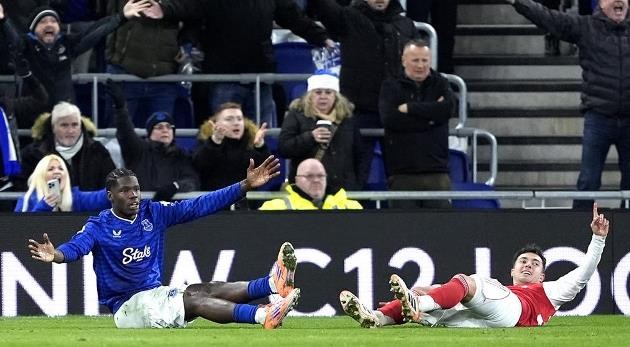 Tình huống gây tranh cãi trong chiến thắng 1-0 của Arsenal trước Everton.