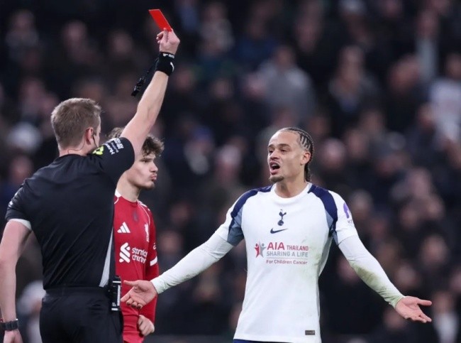 Simons nhận thẻ đỏ.