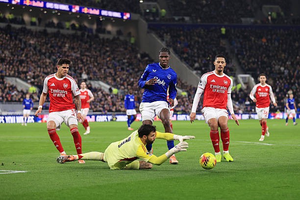 Arsenal giữ sạch lưới trước Everton.
