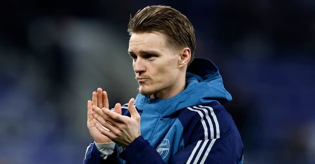 Odegaard nhường Gyokeres đá phạt đền