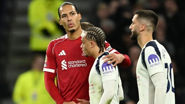Van Dijk khiến Simons nhận thẻ đỏ, giúp Liverpool đá hơn người trong hiệp 1