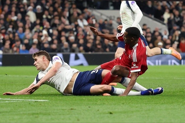 Isak chấn thương không lâu sau khi ghi bàn cho Liverpool.