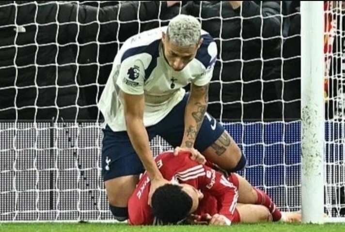  Richarlison có hành vi phi thể thao.