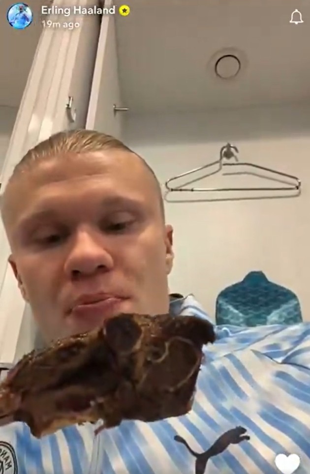 Haaland ăn mừng việc vượt qua kỷ lục của Ronaldo bằng một miếng bít tết.