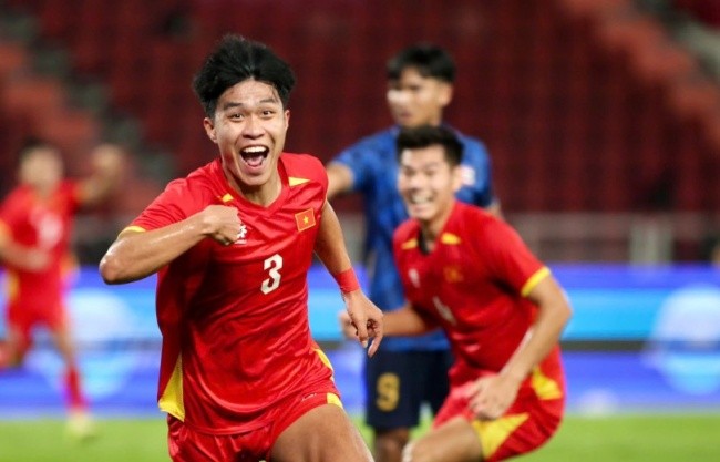 Lý Đức là nhân tố nổi bật nơi hàng phòng ngự U22 Việt Nam.