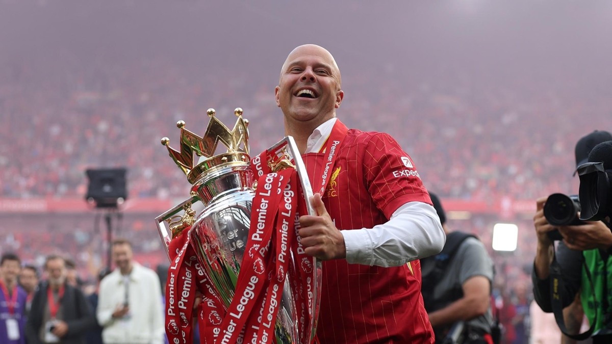 Arne Slot giúp Liverpool vô địch Ngoại hạng Anh ngay mùa đầu tiên dẫn dắt.