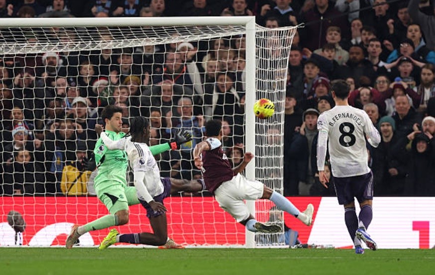 Khung thành Quỷ đỏ đã chao đảo ngay từ những phút đầu tiên.