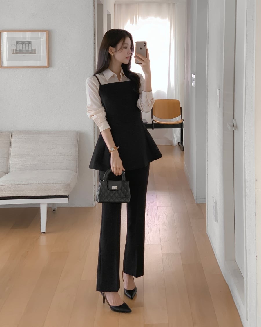 Thiết kế mũi thon gọn giúp đôi chân trông dài và tinh tế hơn, tạo nên vẻ đẹp trang nhã ngay cả khi kết hợp với outfit tối giản nhất. 