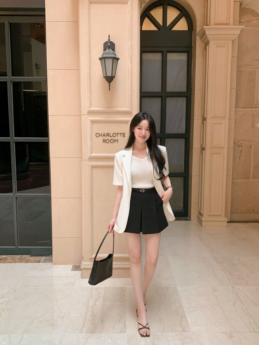 Sandal cao gót quai mảnh mang đến cảm giác mềm mại, bay bổng và có phần nữ tính hơn so với hai kiểu giày trên.