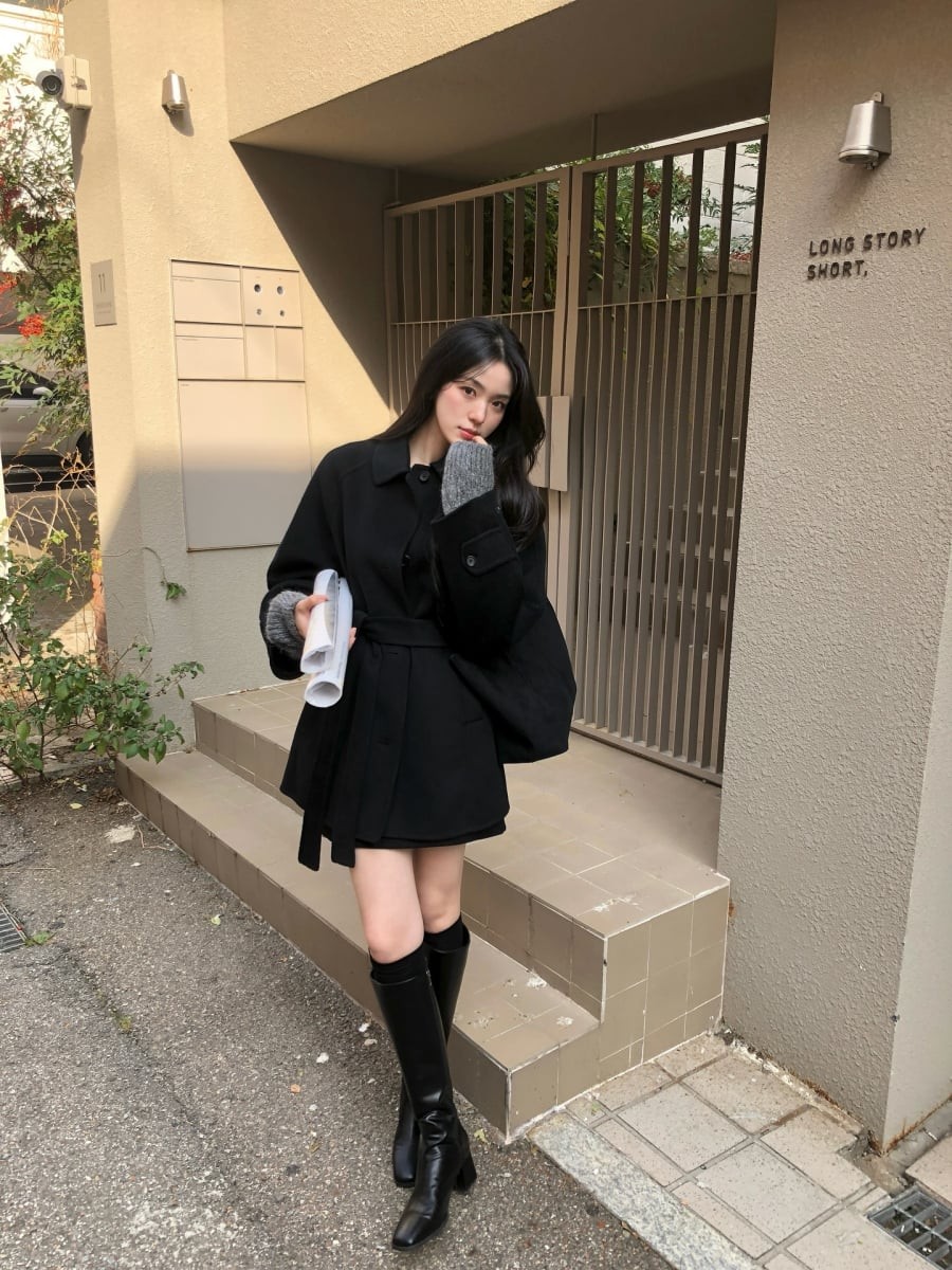 Giày boots cao gót thường gắn liền với mùa lạnh, nhưng trên thực tế, đây là kiểu giày có thể diện trong nhiều thời điểm trong năm.